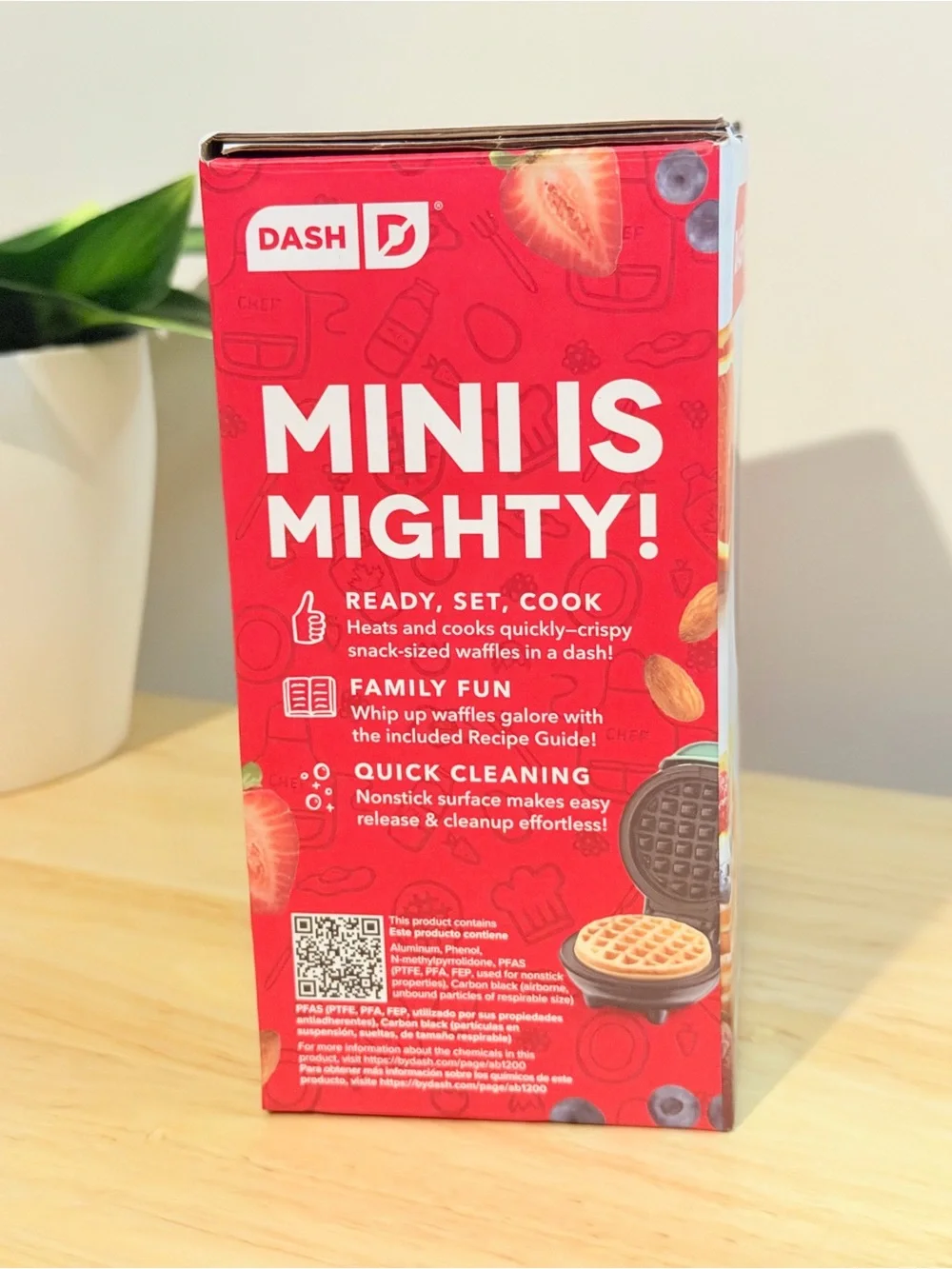 DASH Mini Waffle Maker in Mint/Black NWT NIB